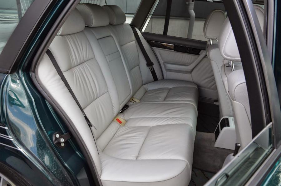 Интерьер Alpina B10 3.0 Allrad Touring (E36) 1993 года  (фото 5 из 13)